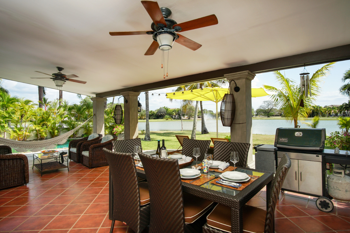 outside-dining-at-Villa-Ibis-Buenaventura